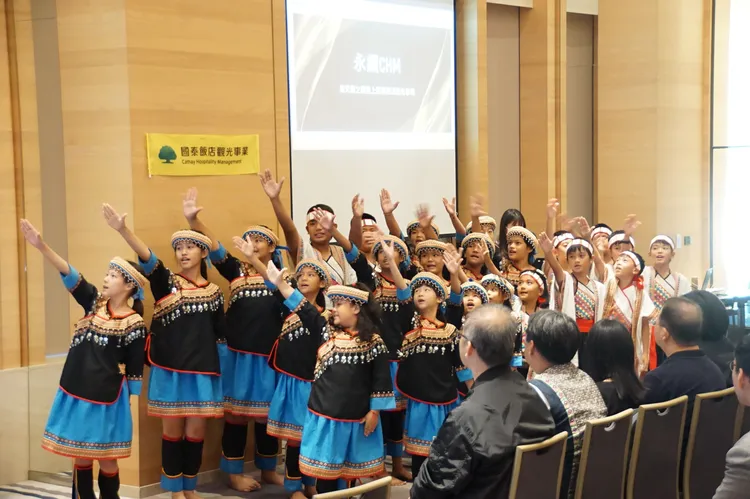 巴楠花部落中小學孩童演出古調，答謝國泰飯店觀光事業。業者提供