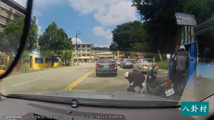 其中1名警員看到小貨車向後滑行，連忙上車拉起手煞車。翻攝臉書「八卦村」