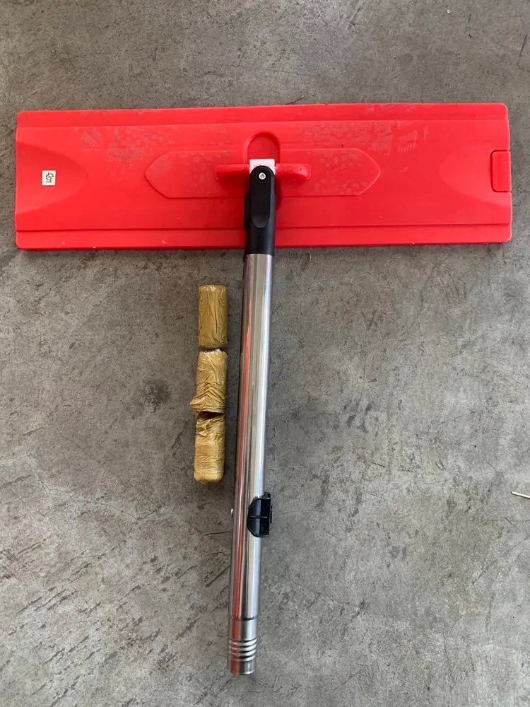 犯嫌將毒品藏在廉價拖把內，想藉此瞞混過關。翻攝照片