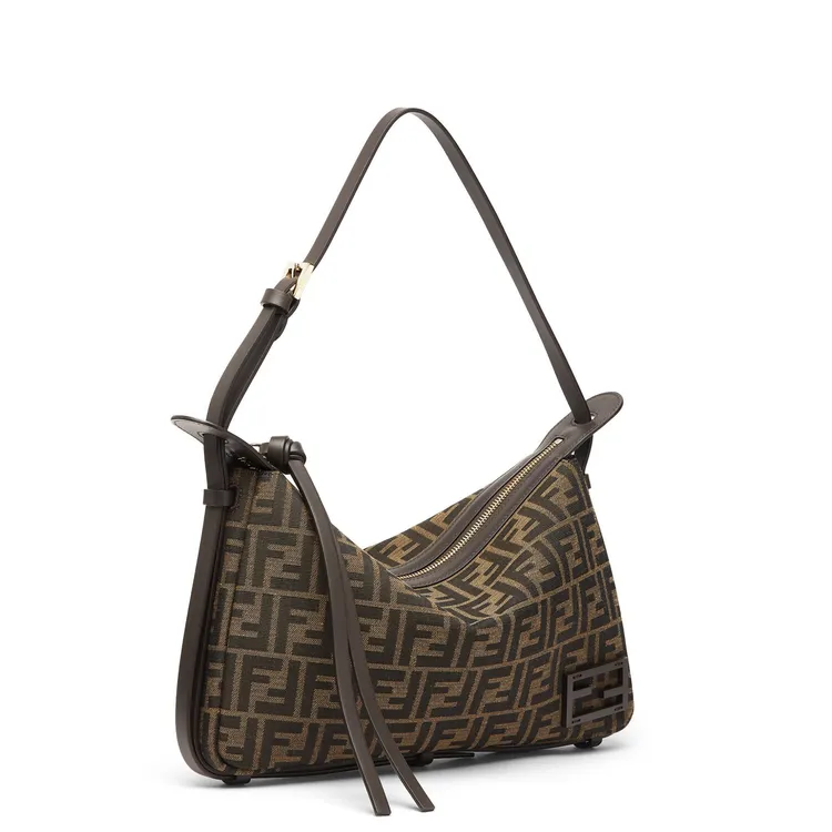 可調節式肩背包(中) ，9萬3400元。品牌提供