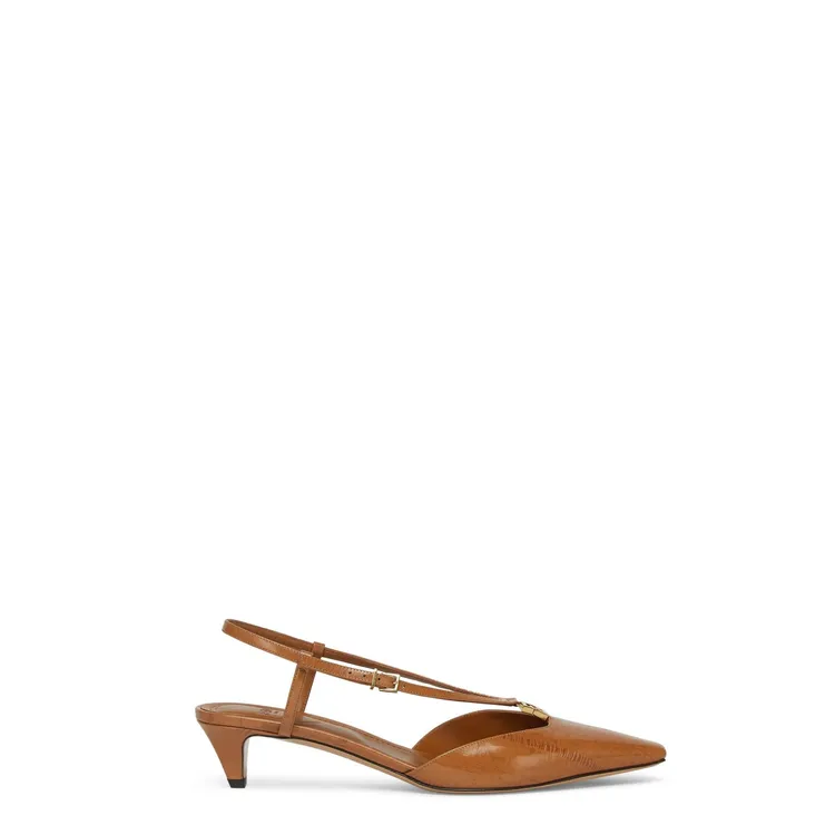 女士尖頭低跟鞋，3萬5350元。品牌提供