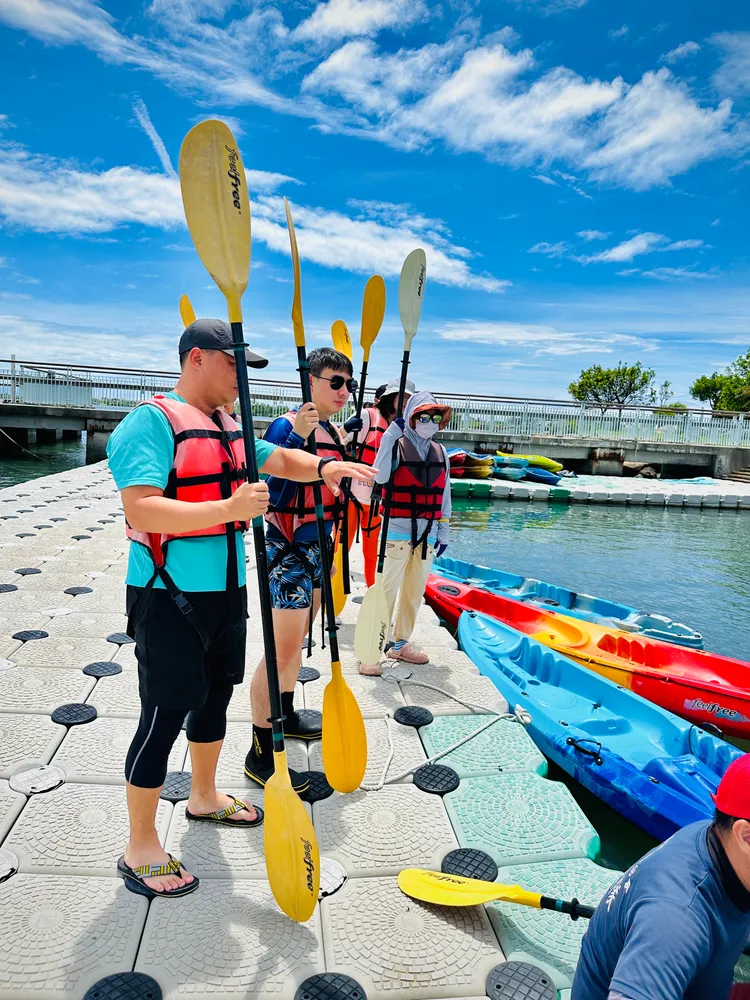 60多名學員在專業教練的指導下學習水上運動技能。屏東縣府提供