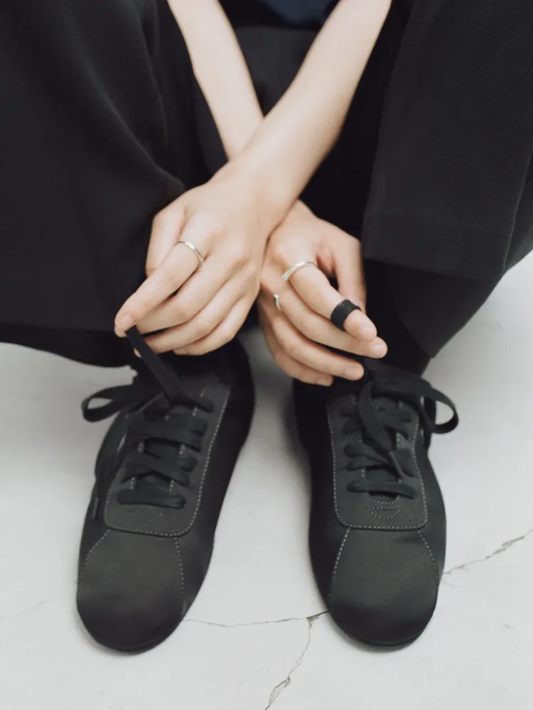 低調緞面光澤結合收窄鞋體，有效達到腳型視覺修飾。品牌提供