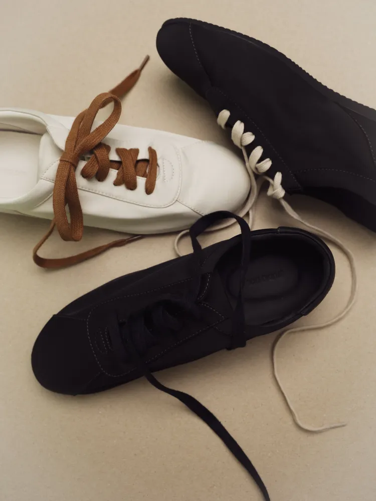 同步推出雙色鞋帶可自由切換創造多元日常穿搭。品牌提供