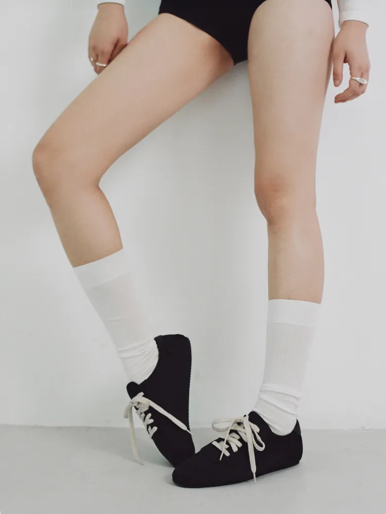 STUDIO DOE緞面復古休閒鞋在高顏值外觀中提供舒適腳感。品牌提供