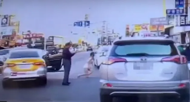 駕駛下車察看時，短裙女乘客突然起身一個箭步衝向車陣，嚇壞周遭人車。翻攝臉書社團台南大小事