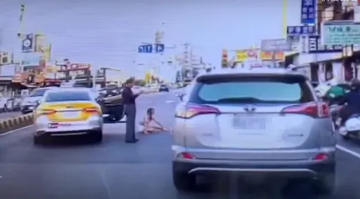 台南短裙女搭小黄跳车!倒地又往车阵冲 路过人车全吓傻