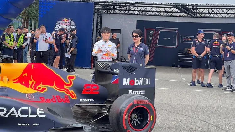 台中市長盧秀燕與角田裕毅合影。鮮明攝