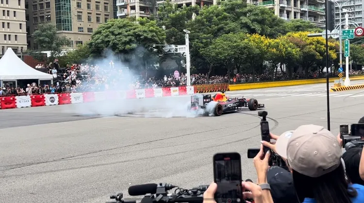 日本籍F1車手角田裕毅技術精湛，讓觀眾意猶未盡。鮮明攝