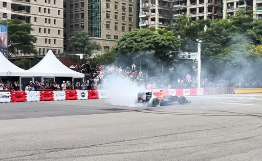 Red Bull Showrun引爆台中!F1冠军车「甩尾烧胎」 5万人热血沸腾