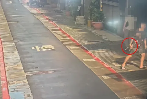 林森北酒吧遭人砸店 疑女員工感情糾紛!監視器拍下他手拿磚頭逼近