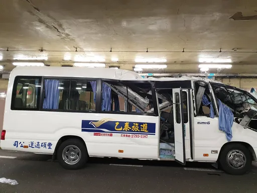 今到信義區注意！巴士「卡住」基隆路地下道3人傷　目前解除管制中