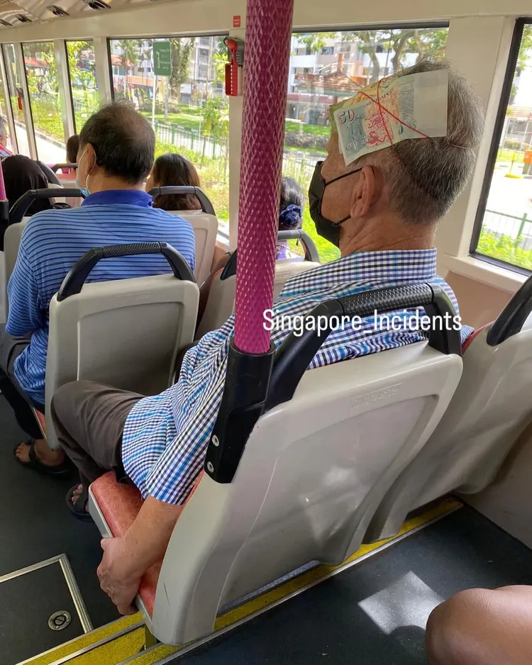 阿伯頭綁鈔票引發網友熱議。翻攝自臉書Singarpore Incidents