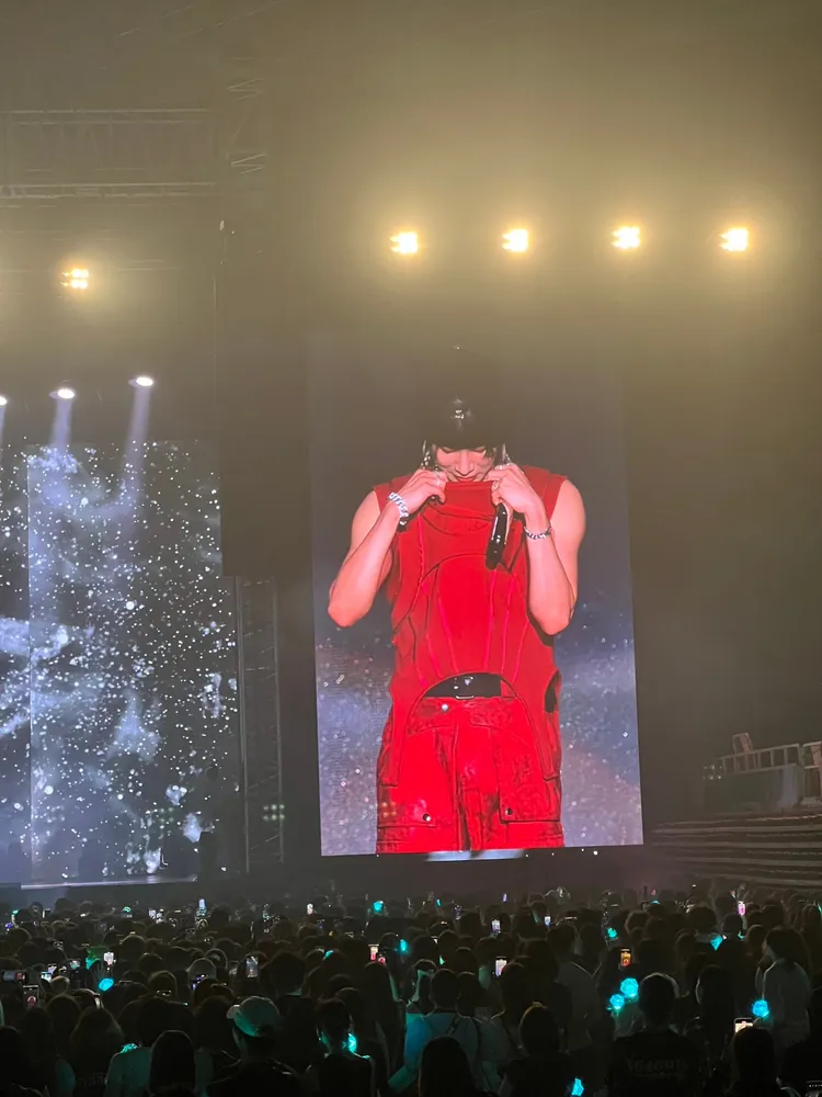 泰民搞笑拉起領口跟腹肌對話。讀者提供