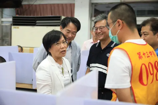 劉世芳「突襲」成功嶺視察替代役！主動邀衛生局來食安稽查