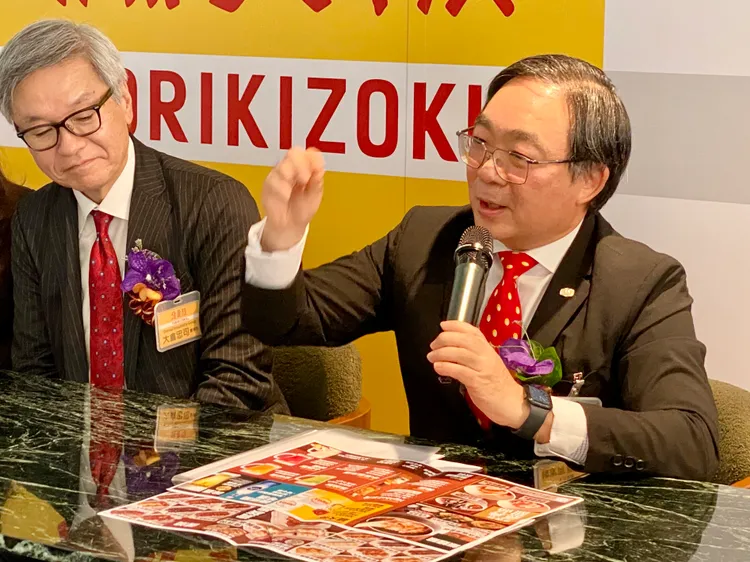 大成集團副總裁韓家寅（右）、日本鳥貴族社長大倉忠司 （左）。莊偉祺攝