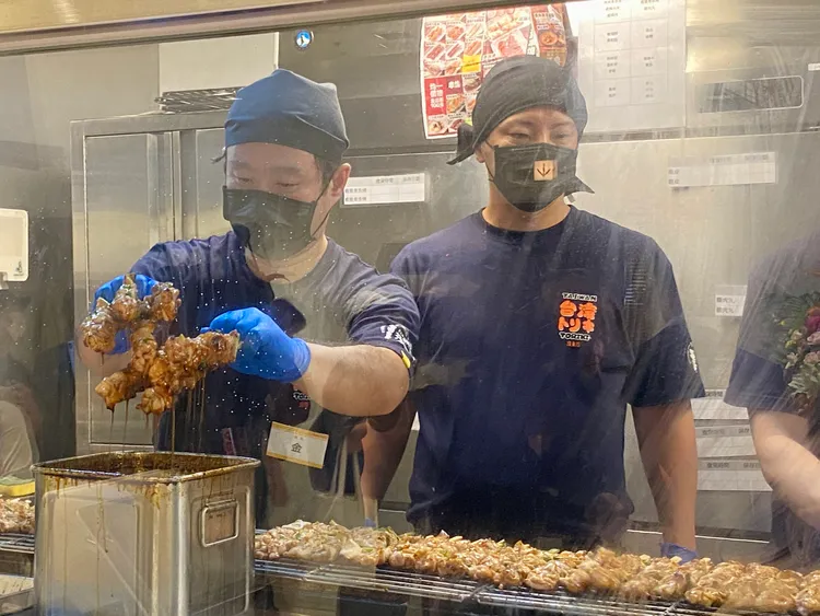 鳥貴族日後會有兩位日本師傅常駐在台。莊偉祺攝