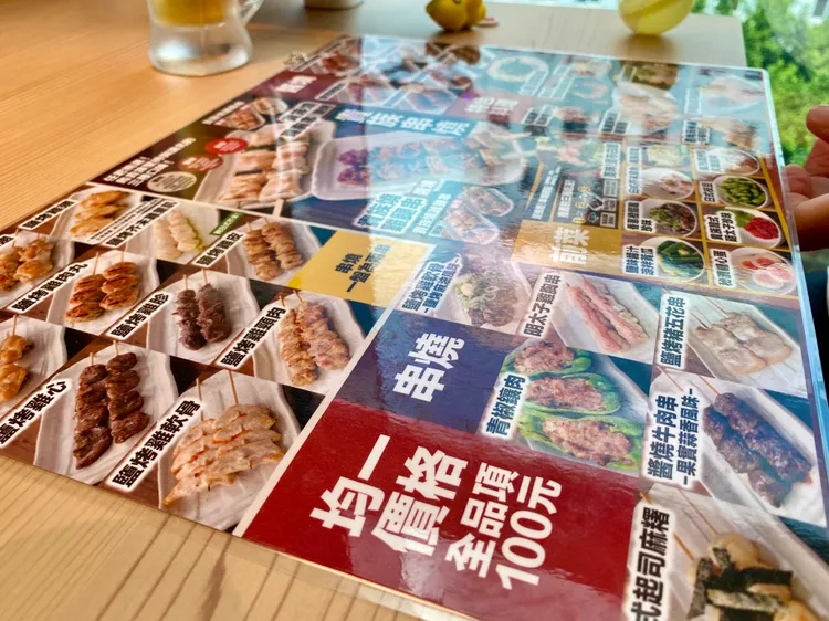 鳥貴族在日本以最簡單的方式採單一售價為日幣370元，台灣售價則較高為100元計算。莊偉祺攝