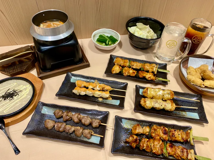 鳥貴族台灣首店除了肉串均一價100元，包含啤酒、釜飯和甜點等全部品項也都是以100元來計算。莊偉祺攝