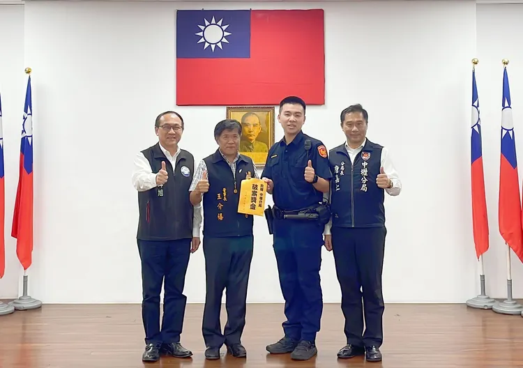 仁海宮王董事長王介禧(左二)頒發破案獎金。中壢警分局提供