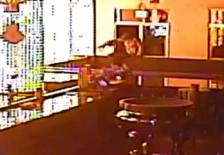 黃男潛入仁海宮行竊。中壢警分局提供