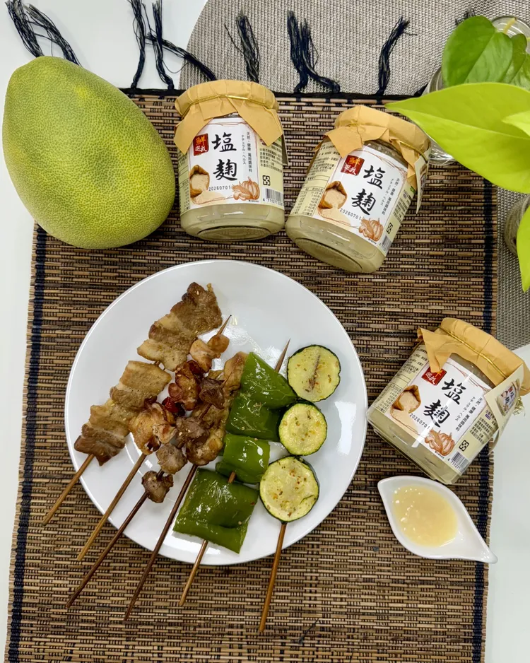 台鹽塩麴被稱為萬用調味料，順勢成為最「食尚」的中秋烤肉調味良伴，消費者可使用塩麴替代烤肉醬，減少調味料熱量負擔並降低鈉攝取。台鹽提供