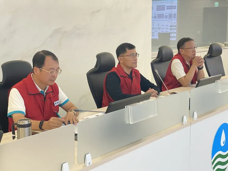 經濟部次長何晉滄（中）召開山陀兒颱風整備會議，進行各項防汛整備盤點。經濟部提供