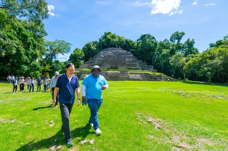 貝里斯橘道鎮市長Ladrick Sheppard親自向張善政市長介紹當地馬雅古文化以及相關保存工作。市府提供