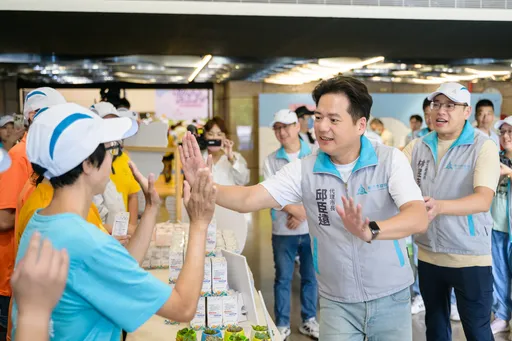 竹市勞工趣味競賽56隊逾750人參賽 邱臣遠與勞工朋友同樂