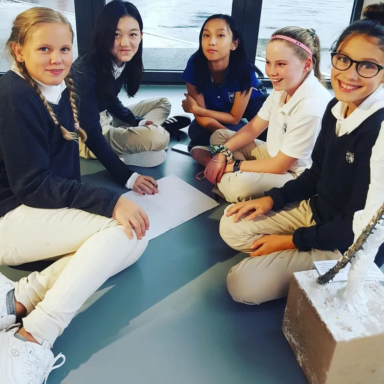 李嫣（左二）就讀瑞士著名貴族學校Collège Alpin Beau Soleil時，與同學討論功課的照片登上學校網站。翻攝Beau Soleil Collège Alpin International臉書