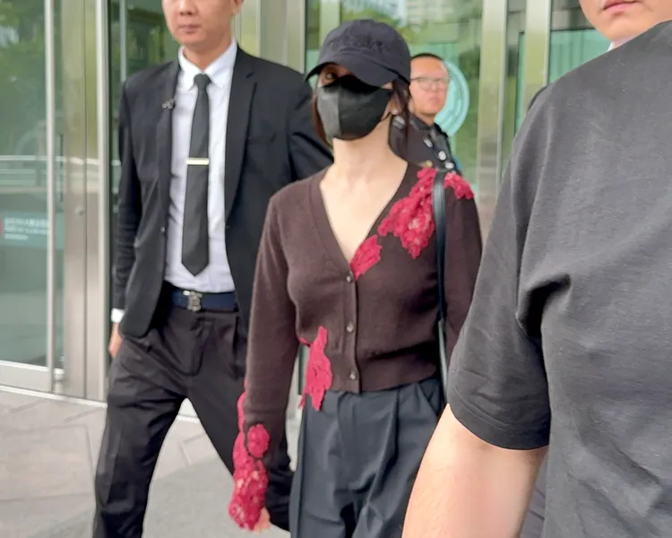 宋慧喬露出一雙電眼，在保鑣護送下步出台北101大樓。特勤中心攝