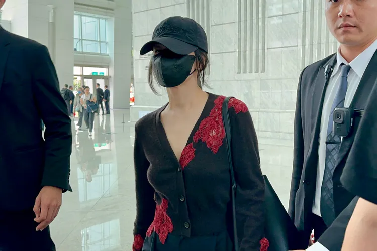 約莫1個半小時後，宋慧喬再度步出台北101觀景台出入口。特勤中心攝