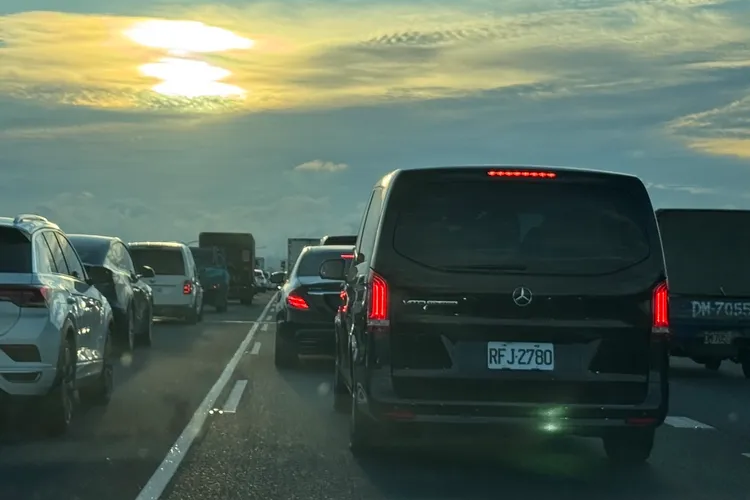 傍晚5點多，宋慧喬車隊離開飯店直奔高速公路前往機場遇到塞車，欣賞黃昏美景。特勤中心攝