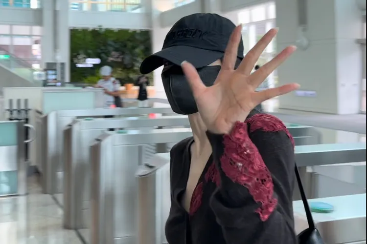 宋慧喬走進台北101員工通道，露電眼一路上開心揮手放電。特勤中心攝