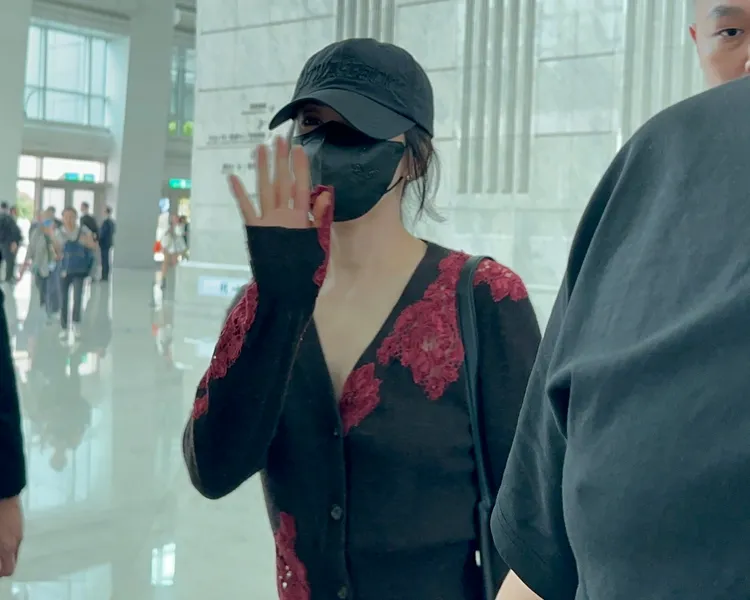 宋慧喬在台北101景觀餐廳停留1個半小時，開心跟大家揮手離開。特勤中心攝