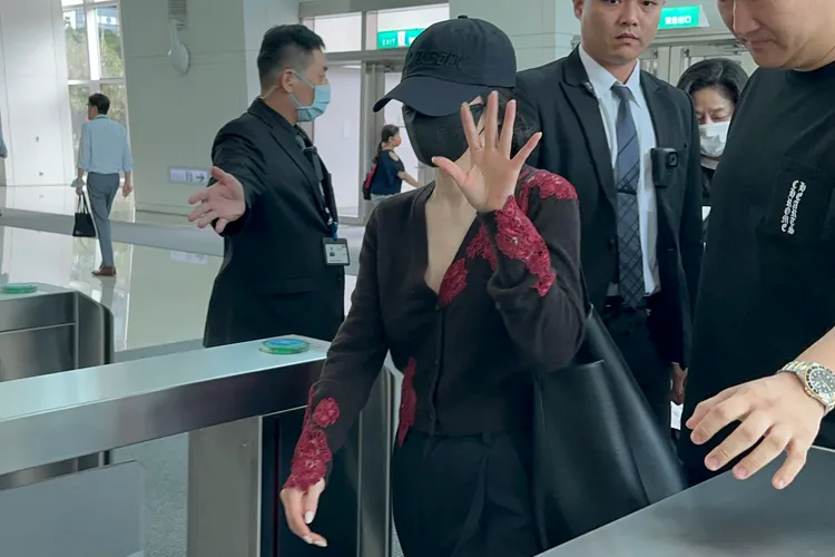 宋慧喬造訪台北101大啖頂級粵菜料理，俯瞰台北風景，開心揮手打招呼。特勤中心攝