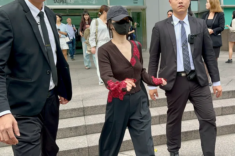 宋慧喬走下階梯，準備搭車離開。特勤中心攝