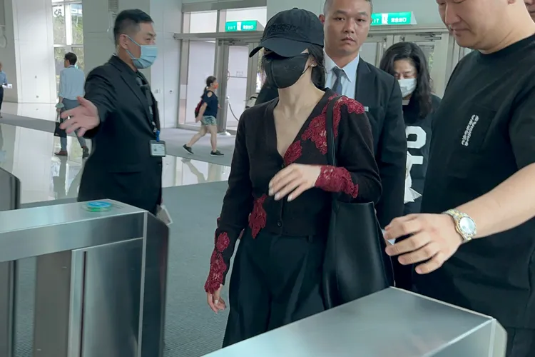 宋慧喬走進台北101員工專屬閘門。特勤中心攝