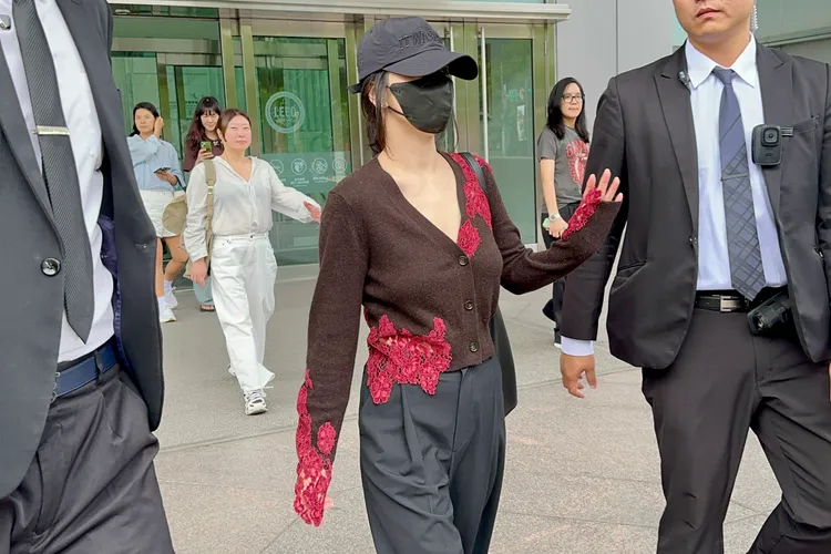 宋慧喬一路親切跟粉絲揮手，十分親民。特勤中心攝