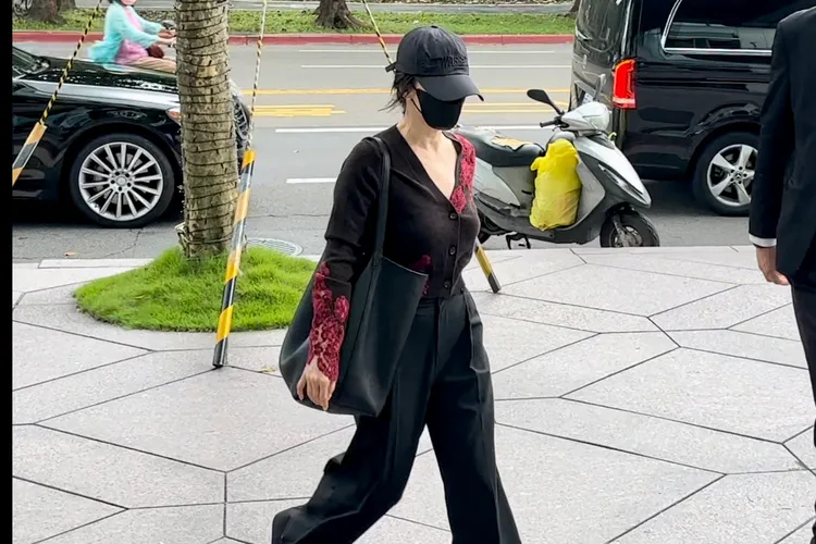 宋慧喬身穿開V領針織衫下車。特勤中心攝