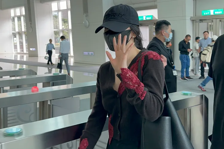 宋慧喬來到台北101，露出一雙迷人大眼睛，開心跟記者揮手打招呼。特勤中心攝