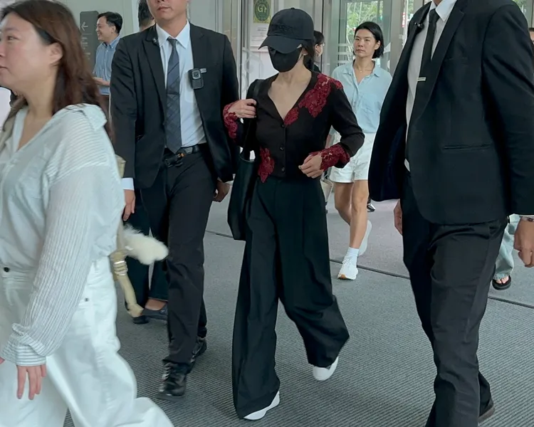 宋慧喬穿著深V針織衫、搭配寬褲look，走進台北101觀光。特勤中心攝