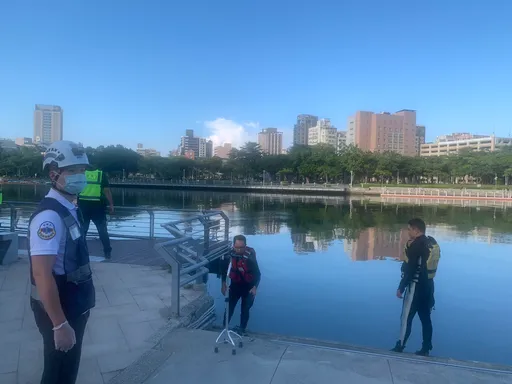 岸邊只留一雙拖鞋!男子落水不治 疑工作不順與這原因