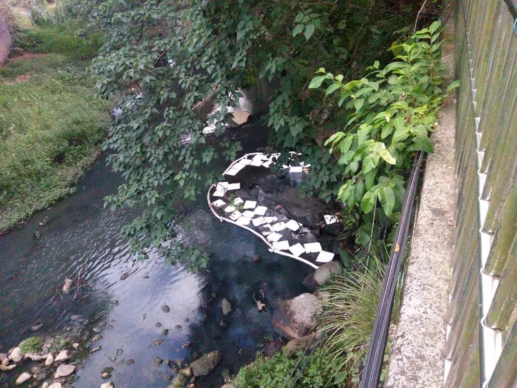 中油公司為避免汙染擴大，已於大武崙溪佈放7道攔油索。翻攝照片