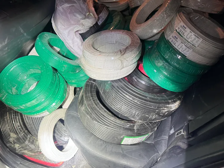 警方查獲工地內被偷走的電纜贓證物。翻攝畫面