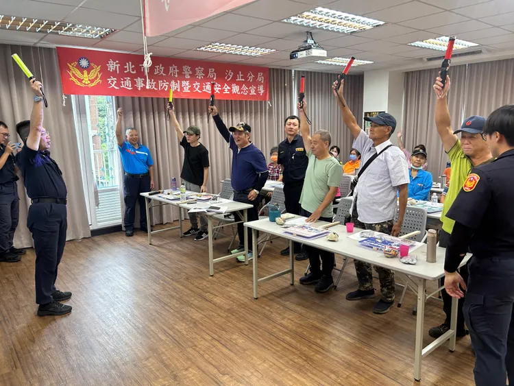 汐止警與民眾進行活動。警方提供