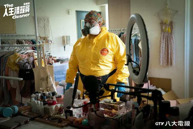 蔡嘉茵開拍前先向搬家好友學搬重物技巧。八大提供