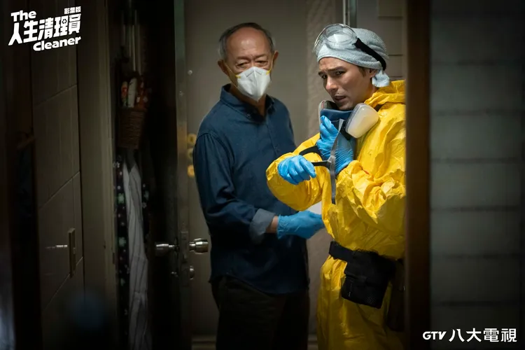 鳳小岳（右）清理遺物也體驗到親人情感的糾葛 ，令他傷心。八大提供