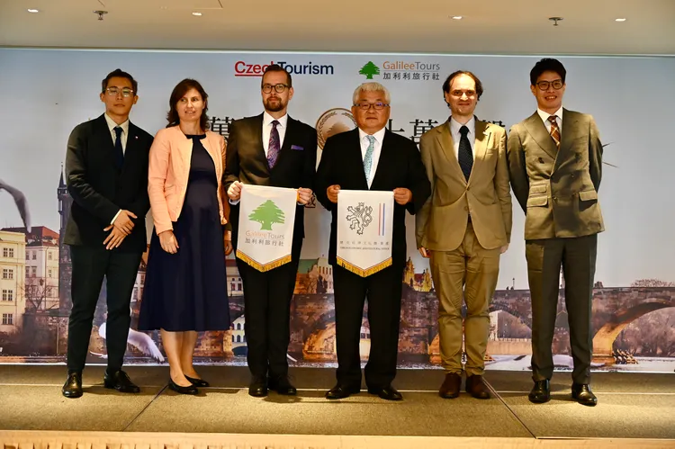 捷克旅遊局頒發「捷克旅遊卓越貢獻獎」予加利利旅行社並互贈錦旗。業者提供