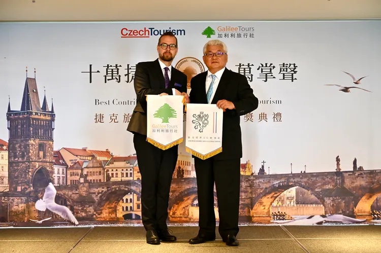 捷克經濟文化辦事處與加利利旅行社互贈錦旗，象徵台捷友好。業者提供